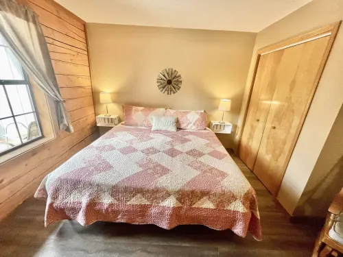 Farmhouse Themed Cabin Condo Close to All Branson Fun, Area Lakes~ Pet Friendly