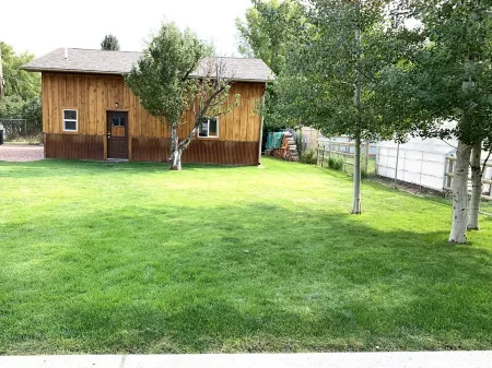 Enjoy a Stay at the Private, Newly-Remodeled Cowboy Cottage in Dayton, Wyoming. Отели в г. Дейтон
