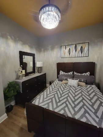 Luxury Boutique Style 1 Bdrm Condo in Downtown Location Отели в г. Де-Калб