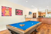 Hollywood Luxurious Waterfall 6 bedroom house . Incredible views