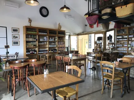 GITE OF CHARM ON THE HEIGHTS OF VENASQUE Отели в г. 'Воклюз