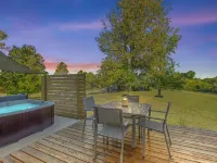 The Luxe/ Hot Tub/ On Bright Leaf Golf Course Hotels in Mercer County