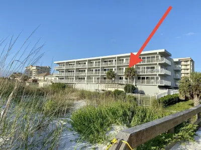 Cozy & Cheerful Oceanfront 2-bedroom condo w/ pool