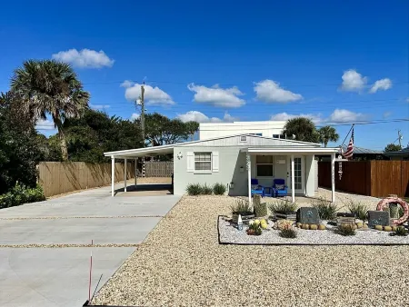 Cozy Crab House, Beachside, Walk to Beach & River, Coffee Bar & Fire Pit Отели в г. Ормонд Бич