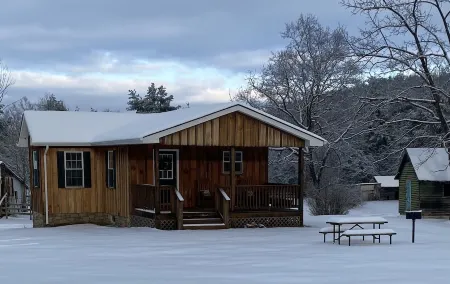 Cabin Fever in the foothills of the Blue Ridge Mountains Отели рядом с достопримечательностью «Скайленд»