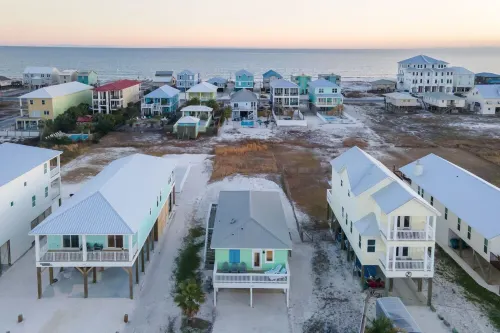 Adorable Beach Bungalow One Block from the Gulf Heated Pool Available OCT-May!