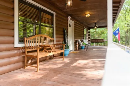 Cozy Cabin Retreat on 2 acres with Walking Path - 5 mins from Lake Access!