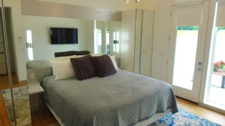 Modern and Spacious with game/movie room. Отели в г. Линн Тауншип