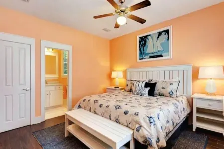 Stay at the Seashell Hideaway-Pool,hot tub, Relax on 2 screen porches! Pets ok!