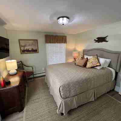 Newly renovated 3 bedroom, 2 bath bungalow, just steps to downtown BBH. Rooms