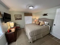 Newly renovated 3 bedroom, 2 bath bungalow, just steps to downtown BBH. - 4 stjerner