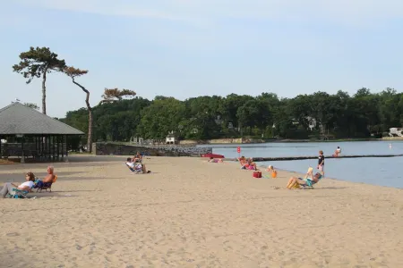 Charming duplex with private yard. Close to the beach, dining & shopping!