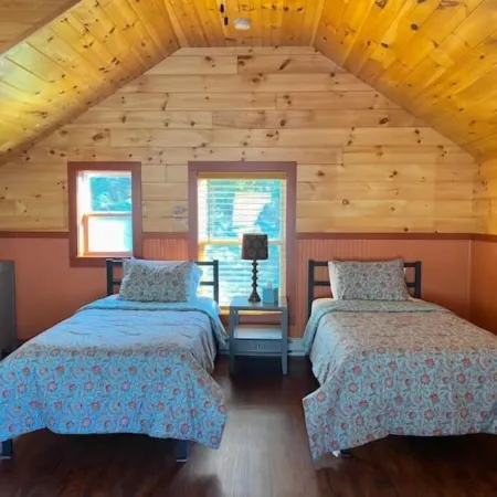 Beautiful bungalow three blocks from Lake Michigan Отели в г. Франкфорт