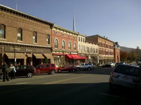 Gateway to the Berkshires - Renovated downtown apartment