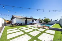 MUST SEE! Heated Jacuzzi w/ Pool! Newly Remodeled! Mid-Century Modern Decor! Hotels near Safeway
