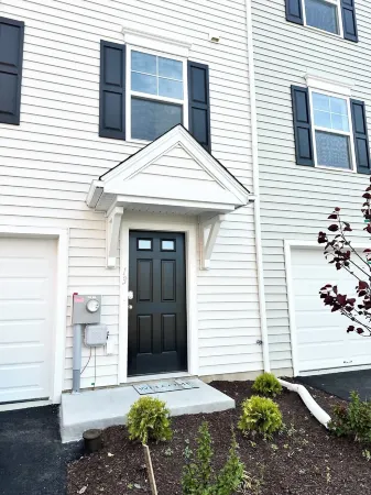 New Luxurious Townhome in Reading, Near Lancaster, and Philadelphia Отели в г. Рединг