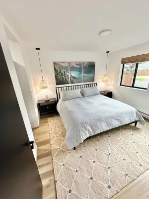 The Seedling - outdoor gas fireplace, hot tub & grill near shops & trails