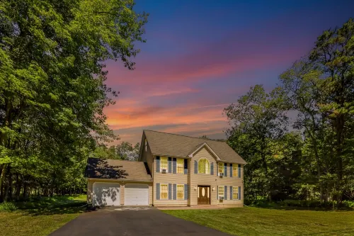 Luxury in Poconos - 3BR 3BA - Family and Pet friendly-Hot tub-Game Room-Firepit!