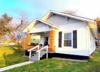 Charming Bungalow on a Budget - Dog & Family Friendly, Outdoor Area, Laundry Các khách sạn gần King University
