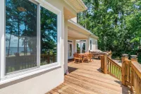 4 bedroom Lake front house 5 mins from liberty with private ramp and dock!