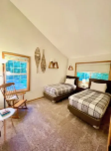 Cozy Cascade Cabin. Relaxing Hot Tub, Secluded, Spacious and Creek Nearby