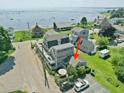 Cozy Cottage by the Sea Hotels near Footbridge Beach