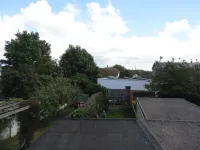 Two minutes from beach. Cosy pet-friendly cottage in cool location with garden.