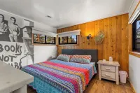 Crimson Bungalow w/AC, Fenced Yard, 3 Smart TVs, W/D, Wi-Fi, BBQ, 4 Adirondacks - บ้านพักหลังเล็ก