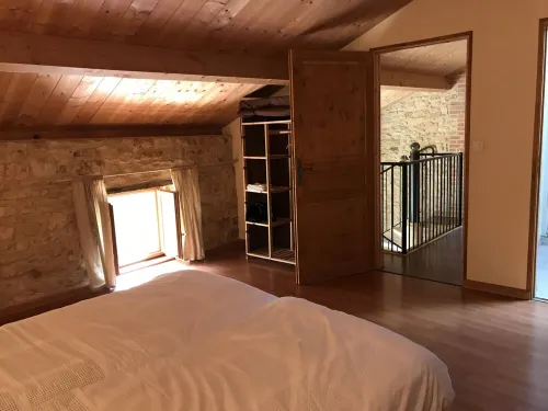 Charming cottage-with heated pool and 5 min from all amenities. Rest.