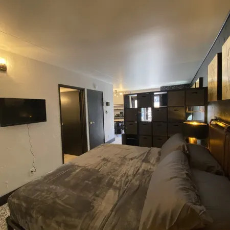 1 min. to slopes!Wake up & Ski! Steps to ski lift/gondola, shops & dining!