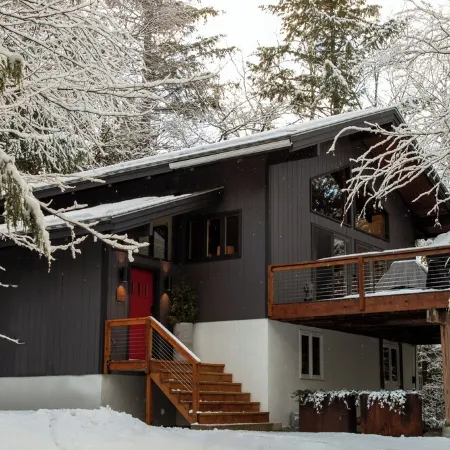 Modern Mountain Chalet Minutes from Skiing & Attractions