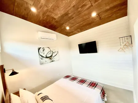 Cozy & Cute Modern Tiny house close to wineries, wedding venues, and outdoor fun Отели рядом с достопримечательностью «Ian's Chapel at Camp Lucy»