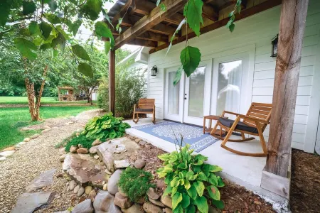 Riverfront Farmhouse. Walking distance to awesome! Отели в г. Таунсенд