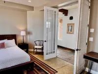 Beautiful views! Custom Home, Hot Tub, Lake Powell, Antelope Cyn WiFi, EV Charge