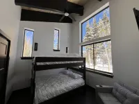 Chalet Black: Modern Ski Resort Haven in Wooded Paradise! 4 queen beds