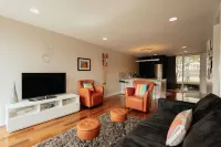 Saugatuck Waterfront condo. Bike, beach, boat, kayak, shop, Outdoor heated pool