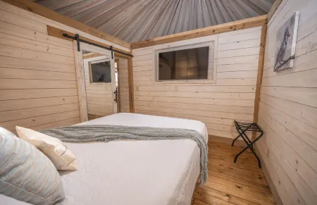 Blue Jay Yurt/Cold A/C!! /Medina River/Hot Tub/Close to Town/River Yurt Village