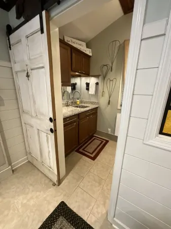 The Backyard Bungalow On The Trail -just minutes from downtown Отели в г. Санс Сауси