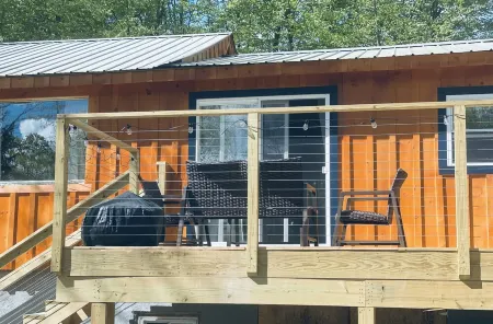 Charming Cottage with Jacuzzi, Fire Pit and Access to Nearby Lakes!