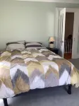 New England style home, front of house is yours! Hôtels à proximité de : Cuckold Lighthouse