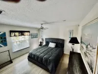 The Bays Edge Retreat Waterfront - พร้อมระเบียง