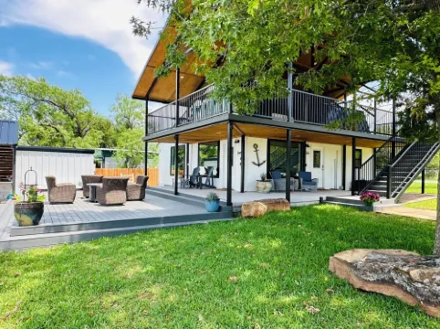 Lakefront retreat with private Boat Ramp, Dock, Hot Tub, and Stunning Sunsets ☀️