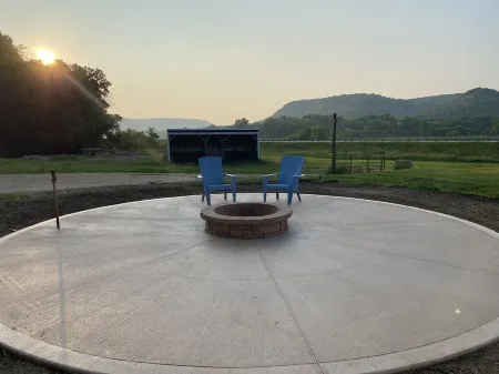 3 Peaks Farmhouse- Beautiful Remodel with Scenic Views + Root River Trail access