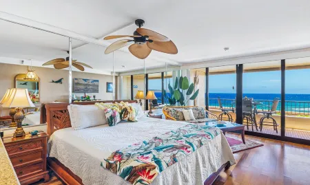 Kaanapali, Ocean Front Condo, Free parking and NO Resort Fee’s, Cabana Access.