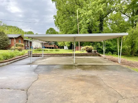 Discover Tranquility at Carolina Cottage - Cozy 2-Bedroom Retreat in Hickory, NC