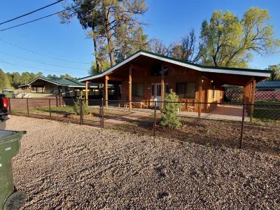 Just steps away from Rainbow Lake in this Dog Friendly Cabin Unity of the White Mountains 주변 호텔