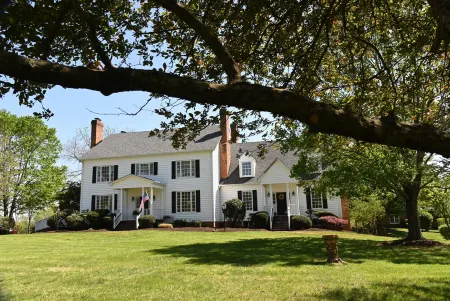 Athlone Farm: Spacious, Gorgeous Grounds, Historic Outbuildings, Summer Deals! Отели рядом с достопримечательностью «Lazy Days Winery»