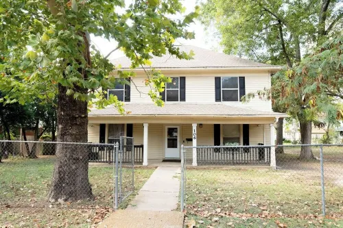 Spacious 6-bedroom house in Hearne with WiFi, AC Hotels in Robertson County