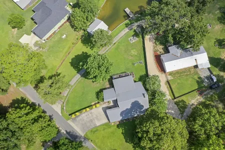 Unique find on Logan Martin! Cozy, spacious and family friendly. Отели в г. Сент-Клэр