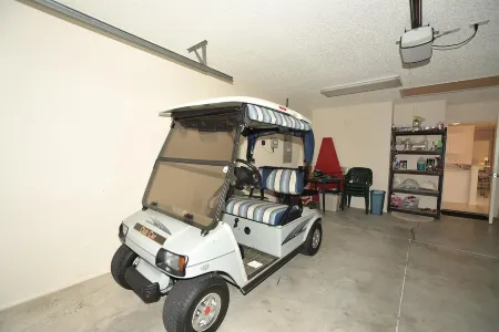 2BR/2BA with electric golf cart,  5 minutes to Lake Sumter and 466 shopping. Отели в г. Те-Виллиджис